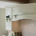 Изготовленный на заказ деревянный навес для кухни в стиле прованс в Москве 