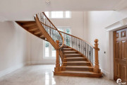 Деревянные лестницы на заказ от Московской фабрики - эксклюзивность, мастерство и безупречное качество.